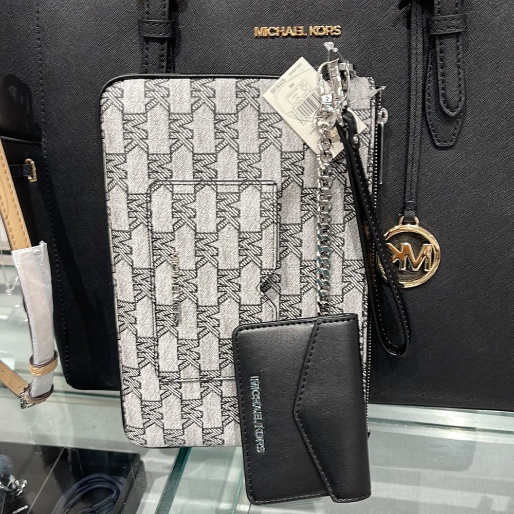 MICHAEL KORS JET SET ITEM LG 2 in 1 CARD CASE & WRISTLET
Black
NWT - Picture 11 of 16